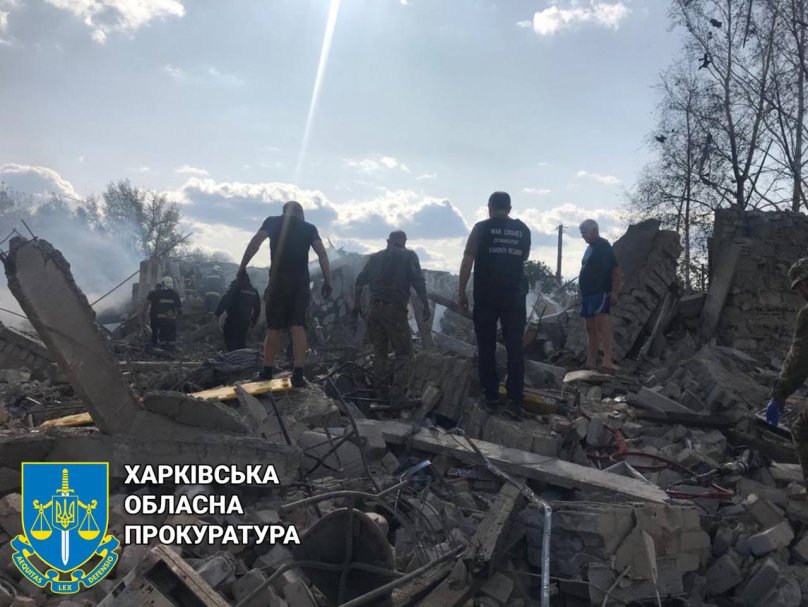 49 загиблих: на Харківщині росіяни влучили у продуктовий магазин – 01