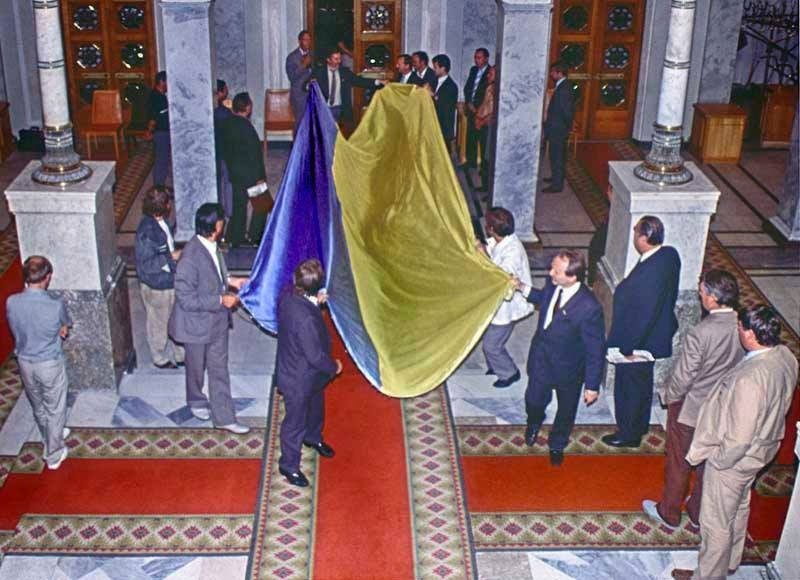 До Верховної Ради вносять прапор України, 24 серпня 1991 року Фото Єфрема Лукацького