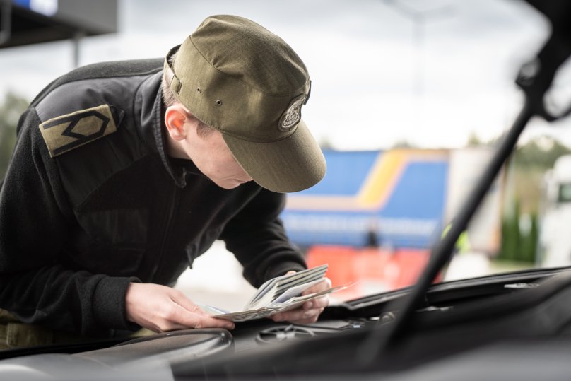 Українець намагався провести через кордон на Львівщині викрадений Land Rover – 01