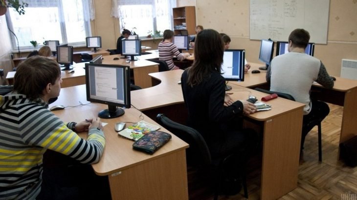 Діти за комп’ютерами у школі. Фото: Суспільне