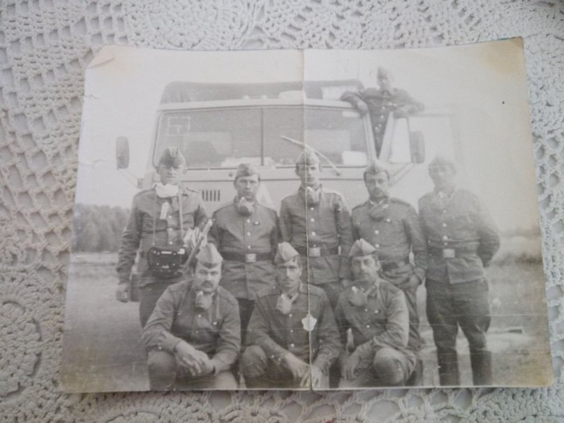 Група Василя Івановича (другий зліва) на під’їзді до Чорнобиля Фото: з особистого архіву