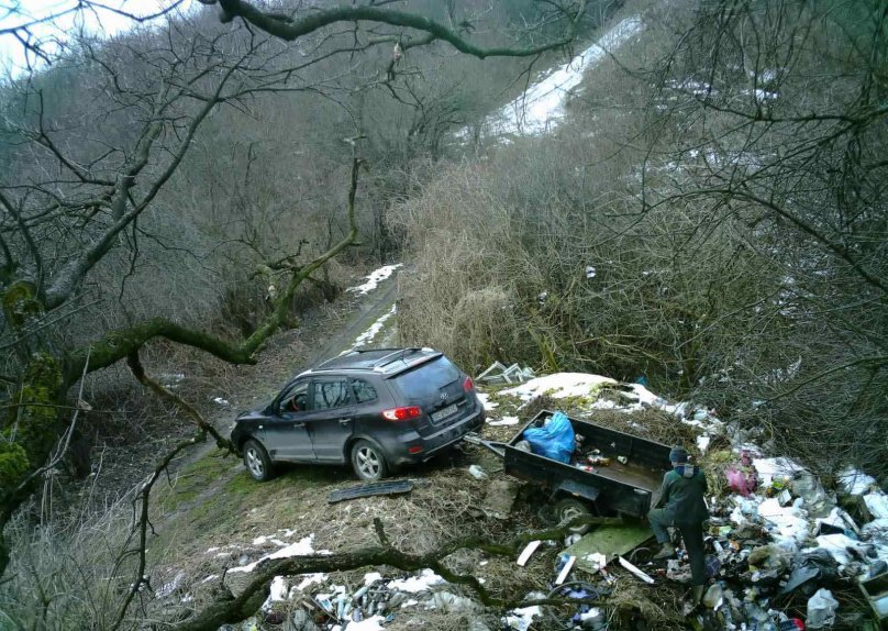 Фото порушника, який викинув сміття на околицях села Великі Грибовичі