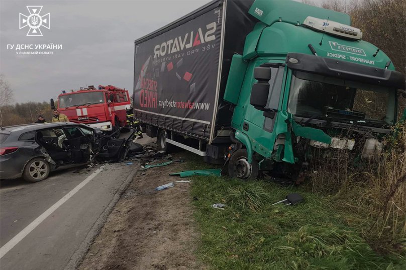 У ДТП під Львовом Renault Megane зіткнувся з вантажівкою, є травмовані – 01
