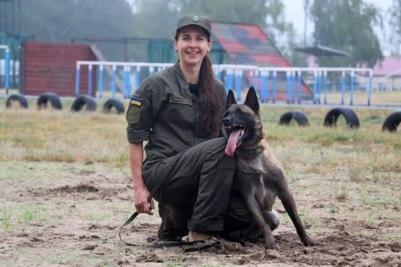 Вікторія Безус зі своєю службовою собакою Блікою на тренуваннях. Фото: МВС