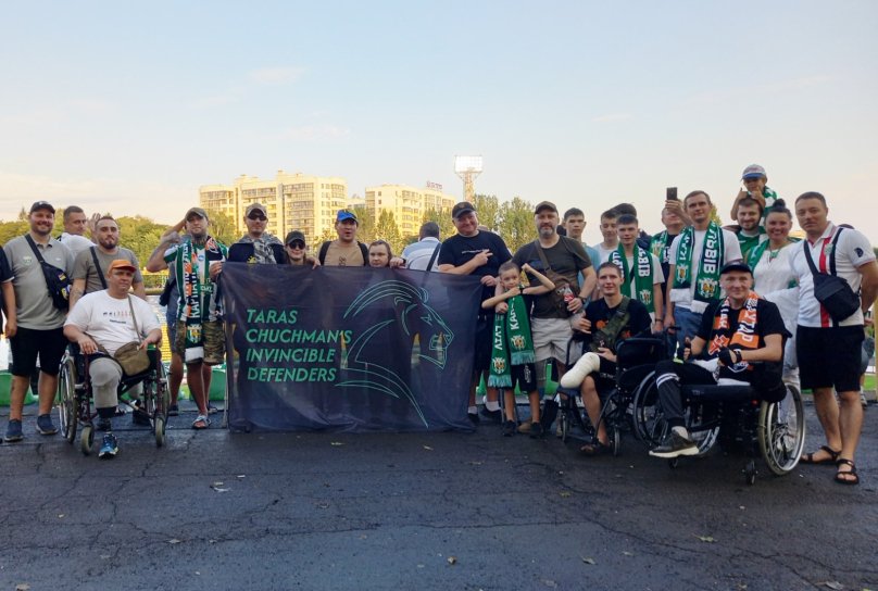 Поранені воїни на стадіоні