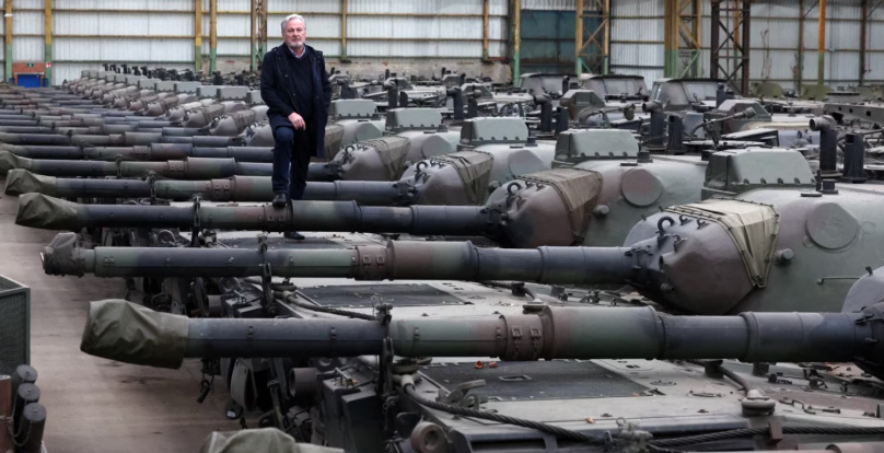 Фредді Верслус, генеральний директор бельгійської оборонної компанії OIP Land Systems, стоїть серед танків Leopard 1 німецького виробництва в ангарі в Турні, Бельгія, 31 січня 2023 року. Фото: «Голос Америки»