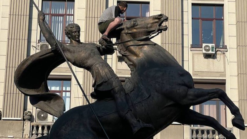 Львів’янина, який п’яним виліз на пам’ятник, оштрафували на 51 грн – 01