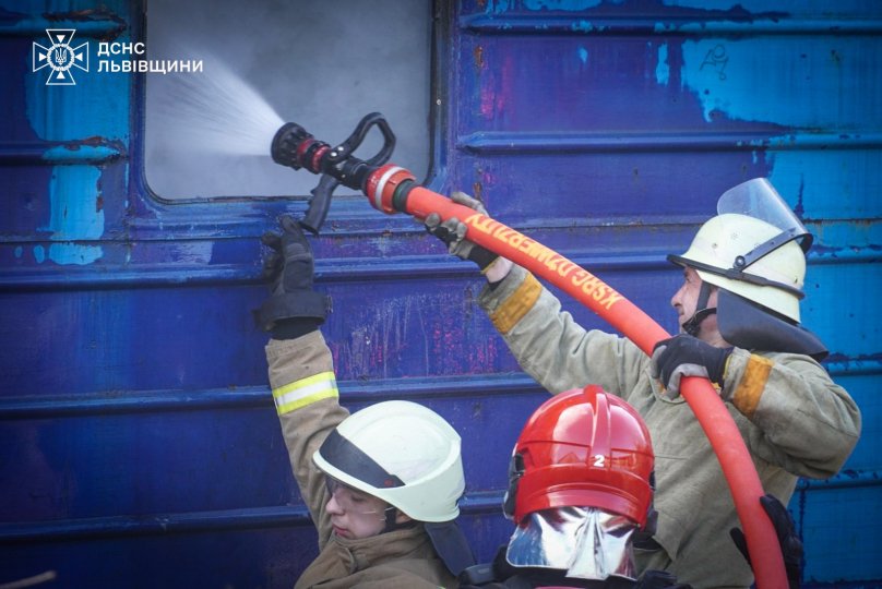 У Львові рятувальники з допомогою пожежного поїзда загасили палаючий вагон – 02