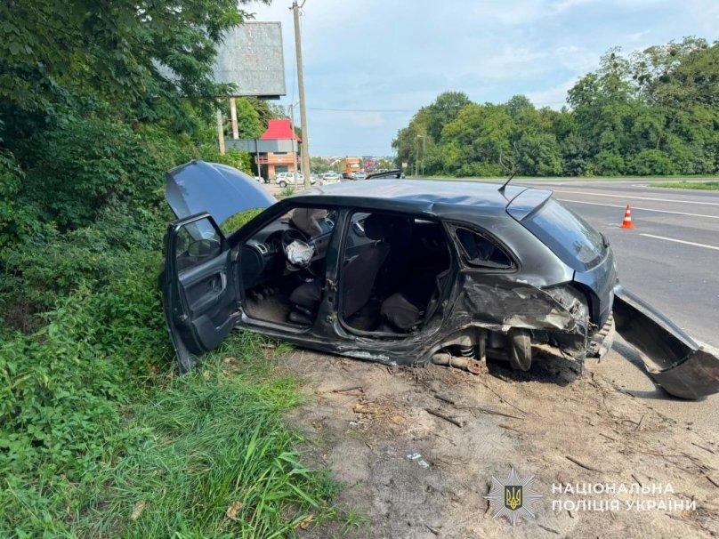 Розтрощена Skoda опинилася у кущах, 54-річного водія госпіталізували — поблизу Львова сталася автотроща – 02