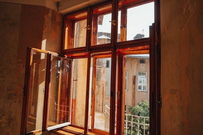 Львів’янка відновила два історичні вікна завдяки програмі співфінансування – 01