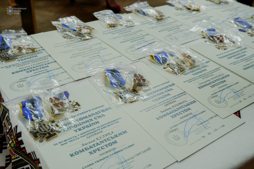 13 офіцерів з Бродівщини посмертно нагородили “Комбатанським хрестом” – 01