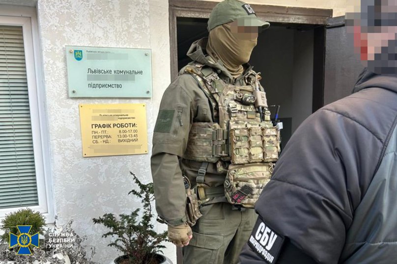 Двірник, водій та сантехнік: правоохоронці розповіли деталі фіктивного бронювання у Львові – 04
