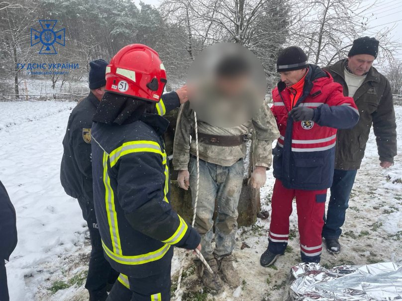 У селі на Львівщині чоловік впав у криницю глибиною близько 20 м (фото) – 01