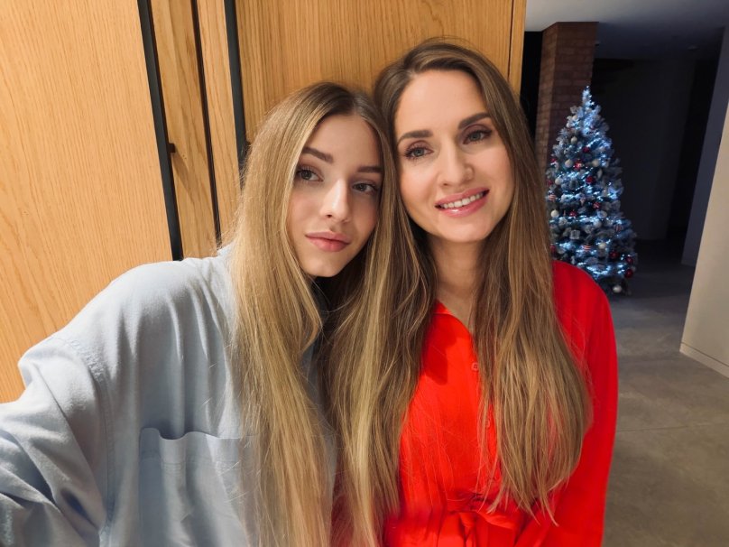 Донька Глорія Драч (ліворуч на фото) та Галина Драч (праворуч)