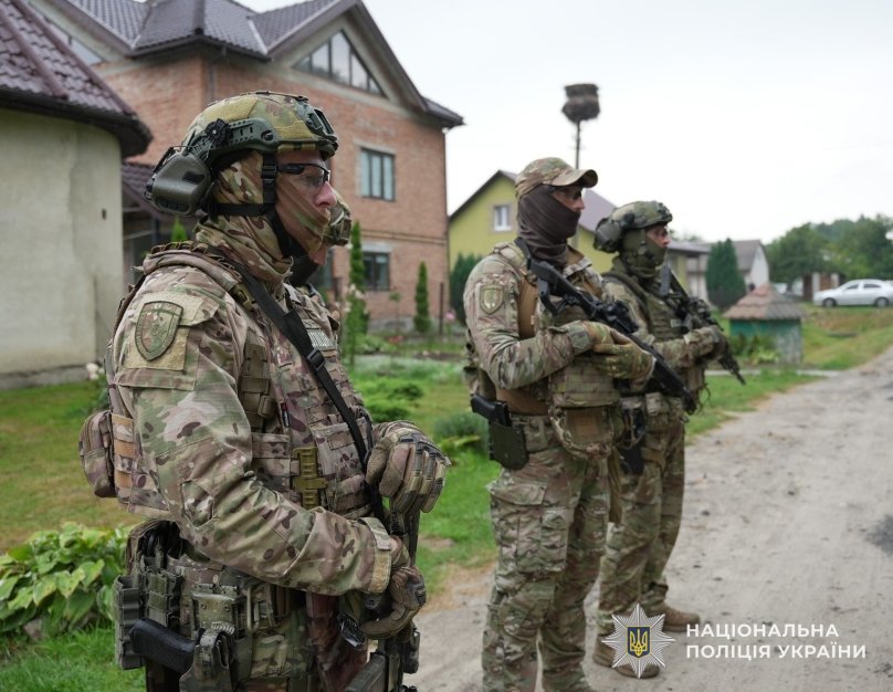 Погрожував поліції гранатою і ховався в гаражі: водія з Львівщини ув’язнили на 5 років – 02