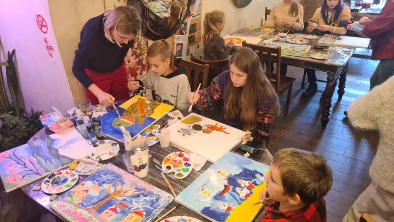 Діти у Львові малювали картини, щоб зібрати гроші на реабілітацію 10-річній дівчинці з Вугледару – 02