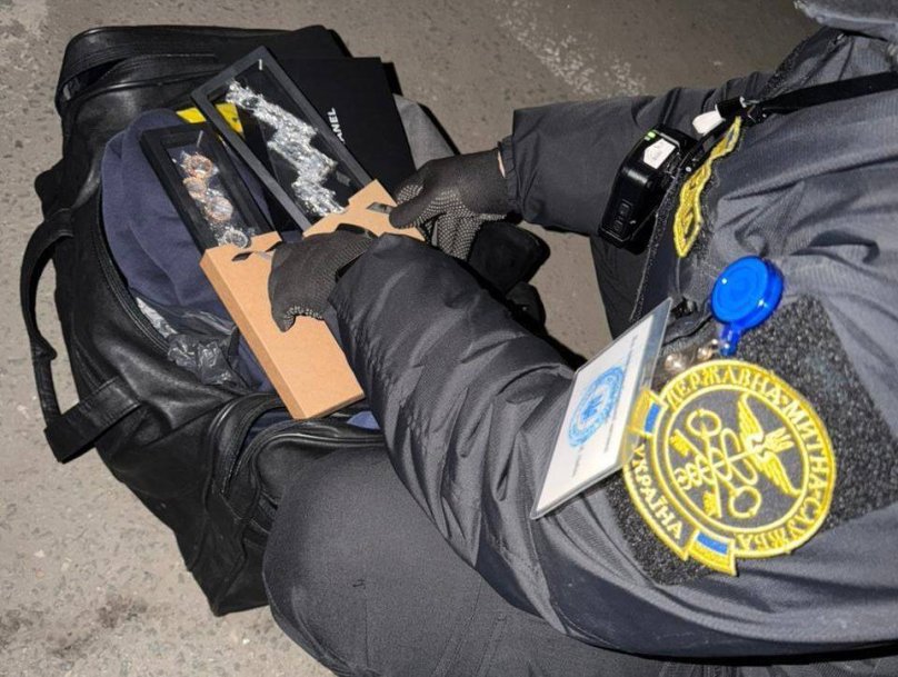 Cartier, Chanel і Messika на 1,5 млн грн: контрабанду брендових аксесуарів зупинили у Раві-Руській – 01