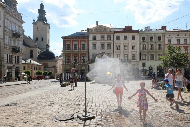 Львів’яни рятуються від спеки під водяними арками на площі Ринок – 07