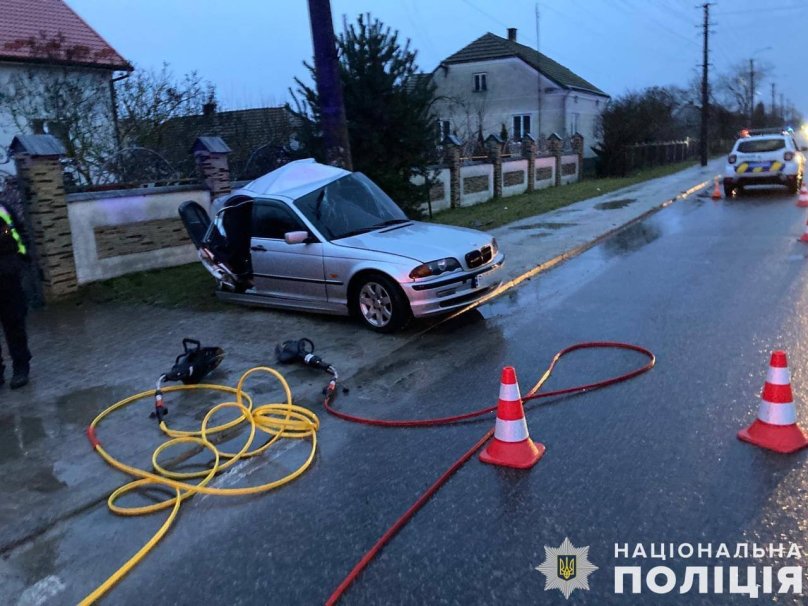 У Городку загинув 27-річний водій BMW, врізавшись в електроопору – 01