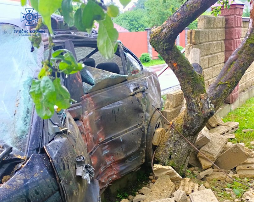 Понівечена внаслідок ДТП автівка. Фото: ГУ ДСНС України у Львівській області