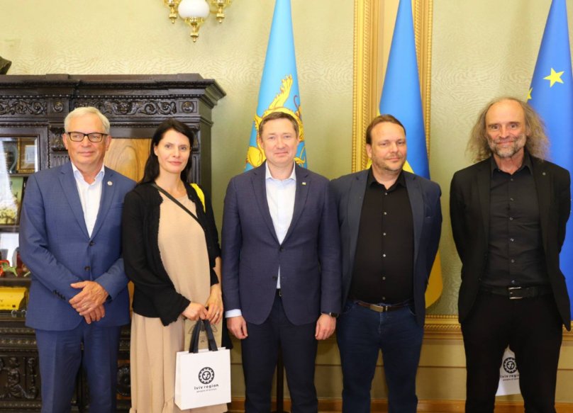 Десята медична місія: чеські лікарі оперуватимуть поранених захисників у Львові – 01