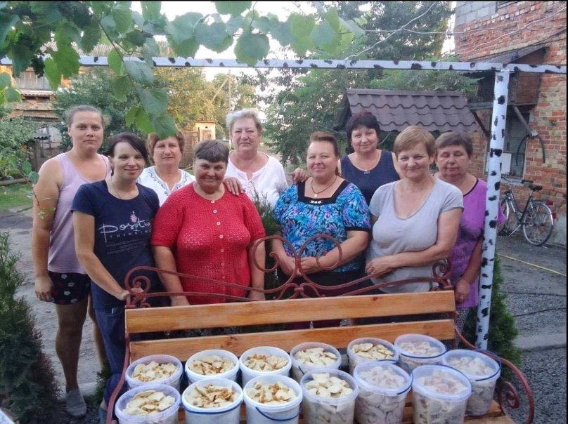 Господині Червоноградщини, які випікають печиво для ЗСУ. Фото ЛОВА