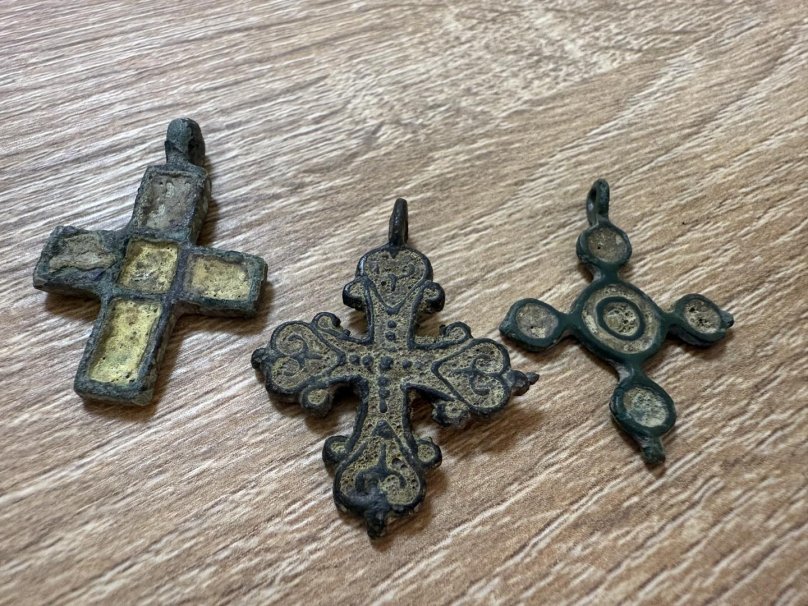 До Львівського історичного музею митники передали натільні хрестики періоду Київської Русі – 01