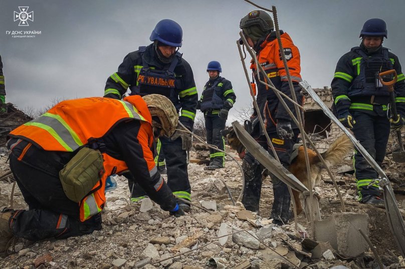 У Покровську на місці зруйнованого будинку рятувальники знайшли тіла двох людей – 01