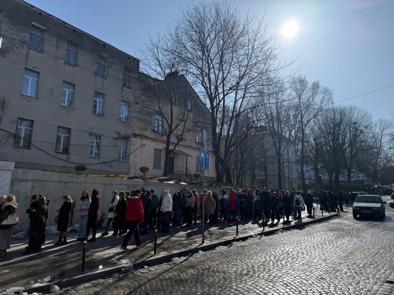 Черга до галереї ZAG (фото LVIV.MEDIA)