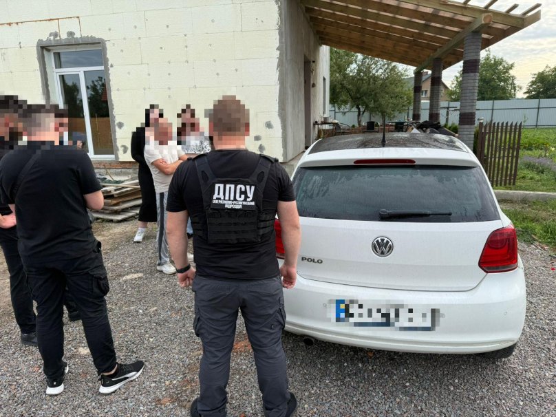 Мешканець Львівщини полями довіз до кордону на власному авто двох ухилянтів – 02