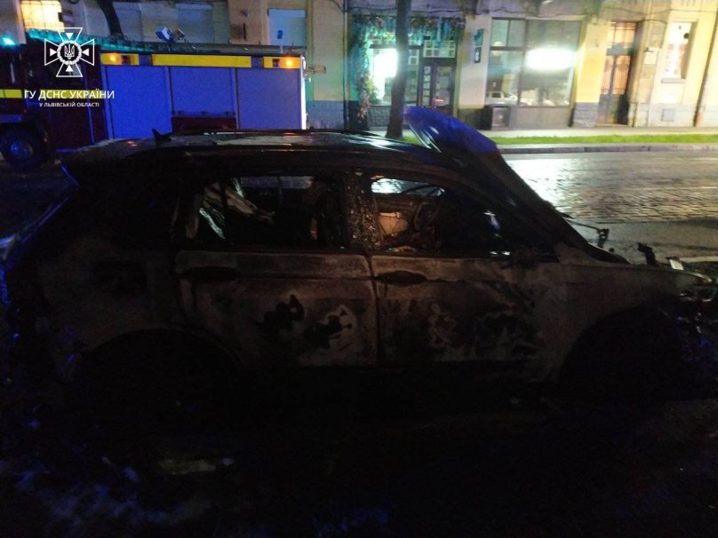 Уночі у Львові на вулиці Бандери згорів кросовер Volkswagen Tiguan (фото) – 01