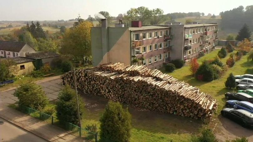Підготувались до зими: в одному із польських сіл мешканці закупили запас дров на весь опалювальний сезон – 01