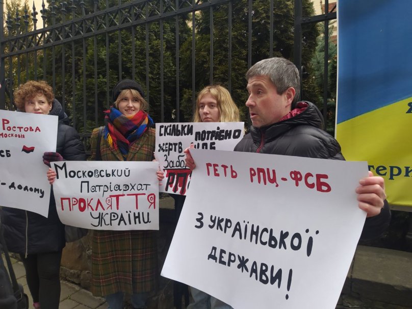 Люди тримають антиросійські плакати. Фото: Telegram-канал LEMBERG