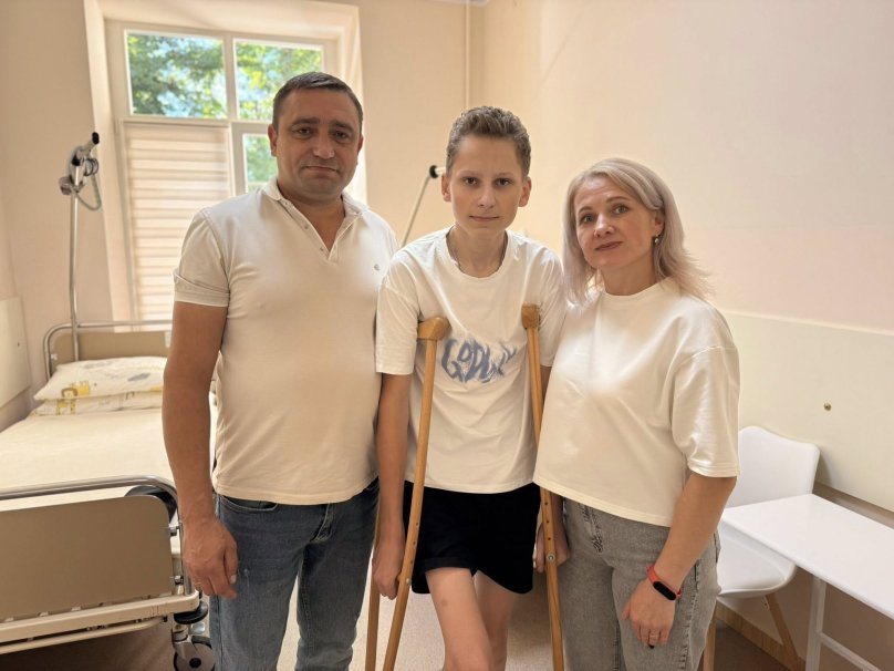 Львівські лікарі прооперували підлітка зі складним переломом після стрибків на батуті – 02