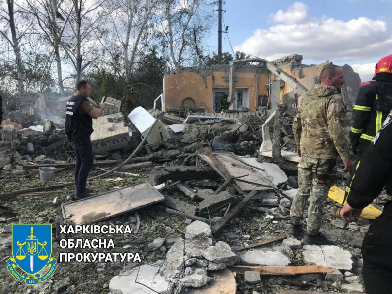 49 загиблих: на Харківщині росіяни влучили у продуктовий магазин – 02