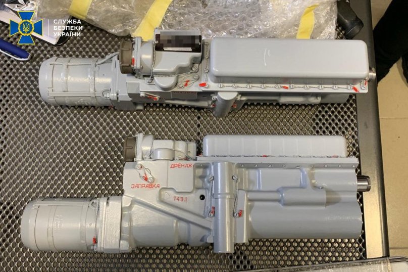 Фото правоохоронців із проведення обшуку на ЛДАРЗ