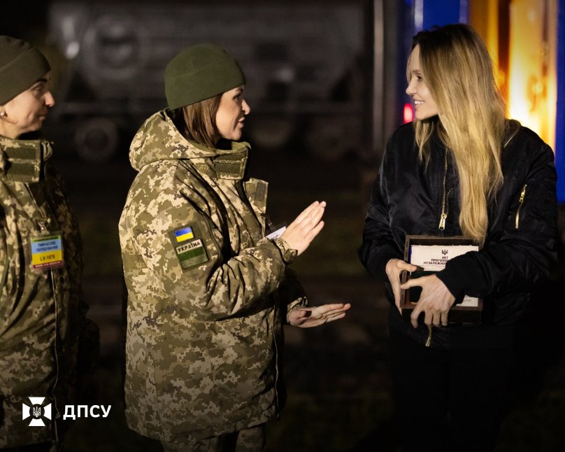Анджеліна Джолі поїхала з України, перетнувши кордон залізницею – 01