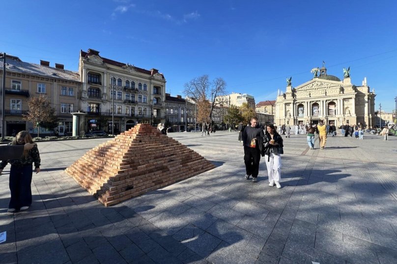 Інсталяція перед Львівською оперою