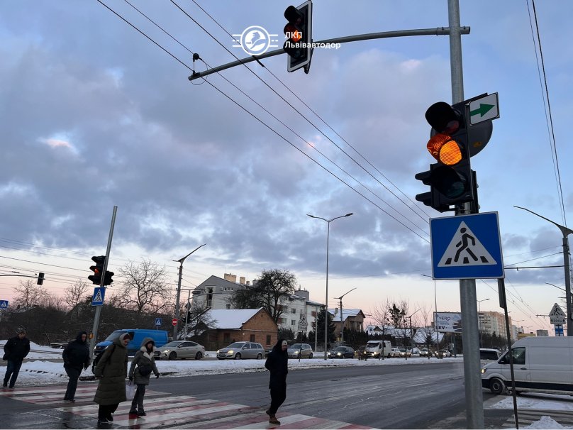 У Сихівському районі Львова біля перехрестя запрацюють нові світлофори – 01