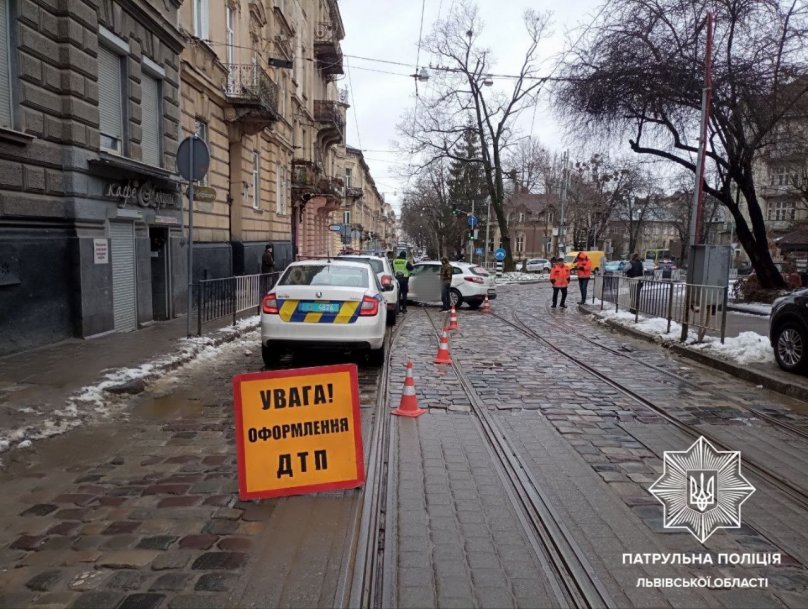 На одній із вулиць Львова зіткнулися легковик і таксі Uklon – 01