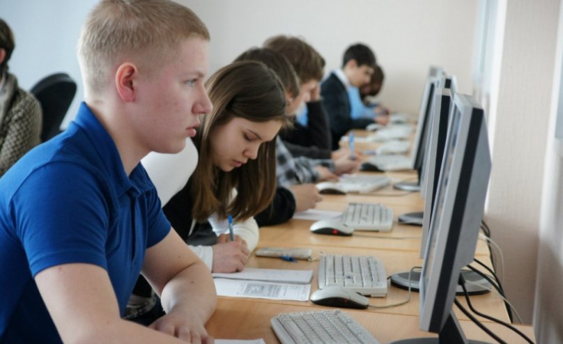 Школярі за комп’ютерами. Фото: Зміст