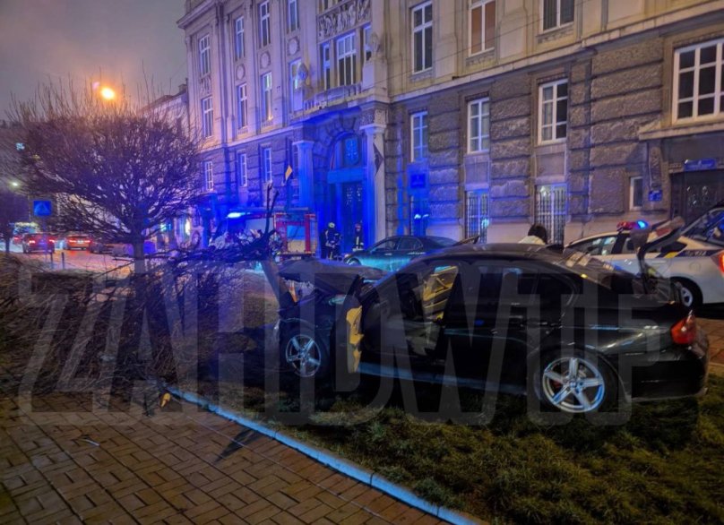 20-річний водій після зіткнення з деревом навпроти Львівської прокуратури почав пити алкоголь – 01