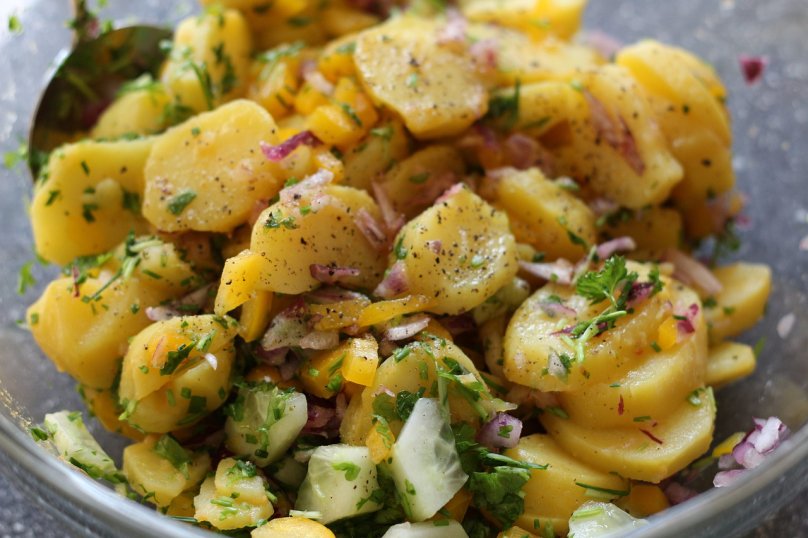 Теплий салат з молодої картоплі та квашеної капусти, джерело: milkalliance.com.ua