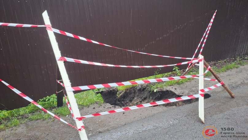 Огороджене провалля на дорозі у Брюховичах. Фото: «Гаряча лінія міста Львова»