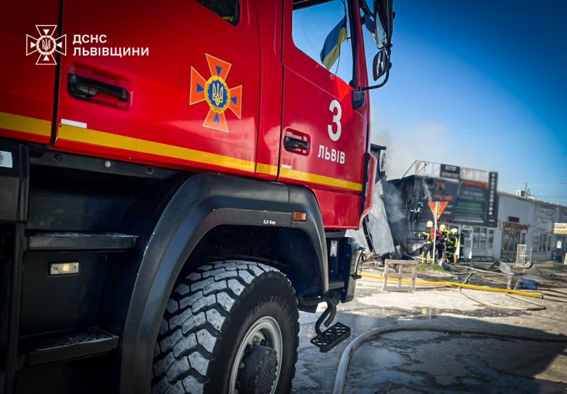 На ринку Торпедо у Львові горів торгівельний павільйон – 01