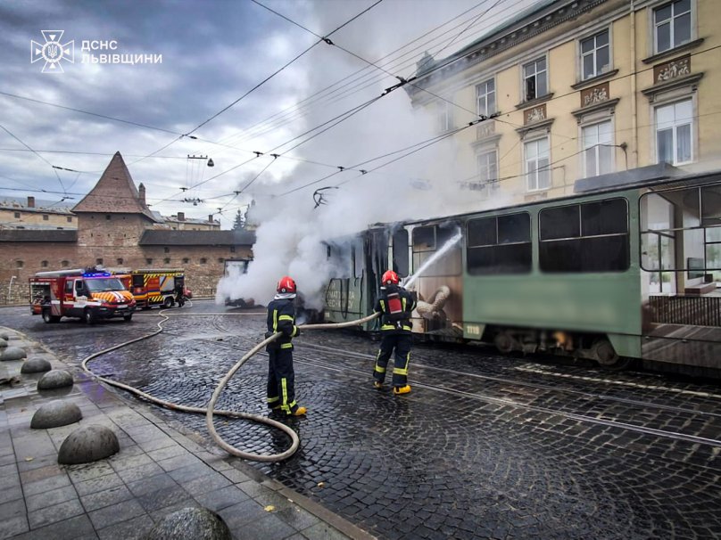 У центрі Львова вщент згорів трамвай – 01