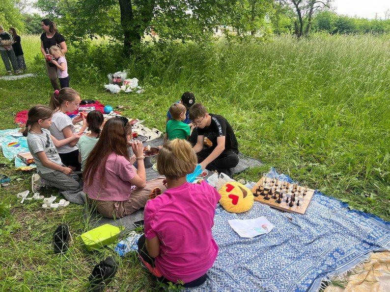 Родина Распертових на пікніку. Фото: «Суспільне»