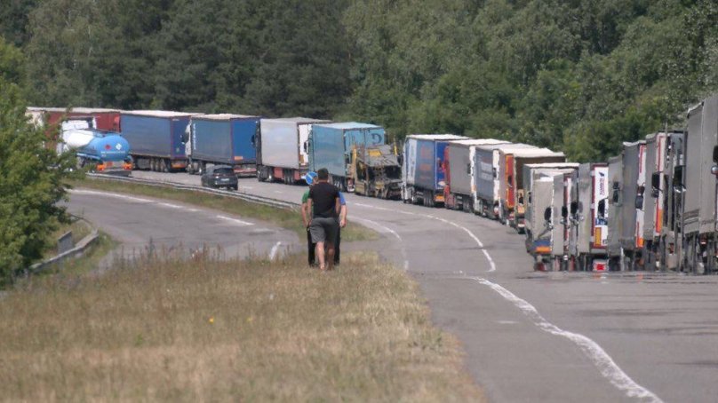 Вантажівки, які чекають на пропуск у ПП "Краківець". Фото: "Типовий Львів"