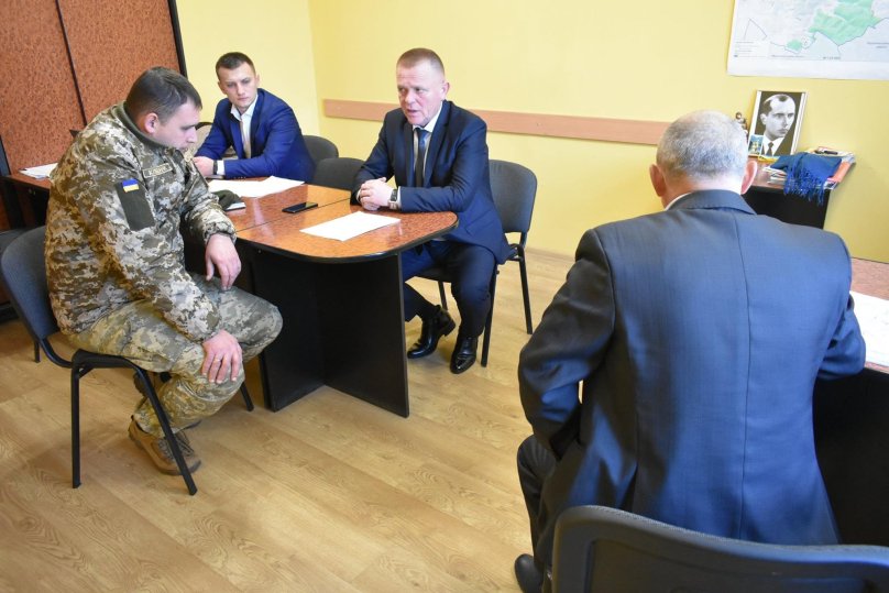 Юрій Клебаник у 2018 році під час наради в Пустомитівській РДА. На той час він обіймав посаду заступника військового комісара у Пустомитах. Фото: Пустомитівська РДА