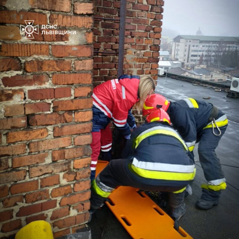 У Львові жінка впала на дах будинку з висоти 4 метрів – 01